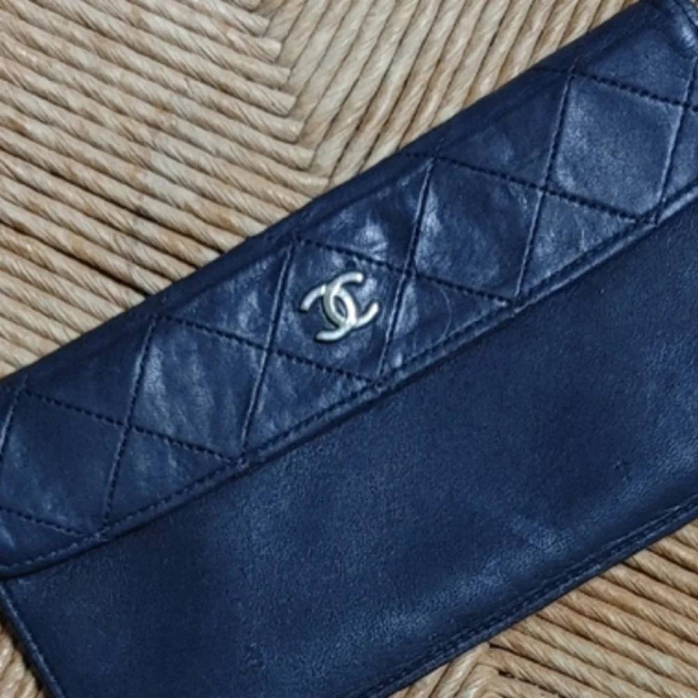 Vintage CHANEL Navy Quilted Leather Wallet - Picture 3 of 17